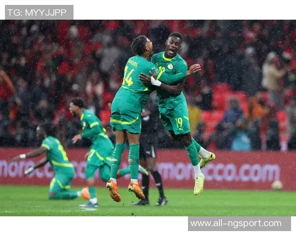 塞内加尔队长马内庆祝夺冠与队友合影感恩支持者的温暖瞬间