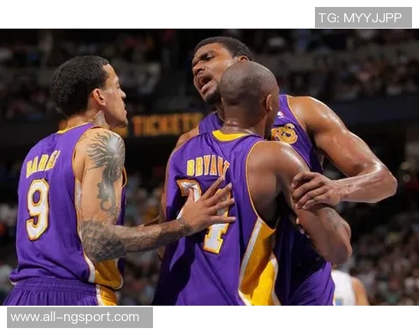 文班在队内训练中化身怪物持球一条龙突破抗飞防守完成双手暴扣